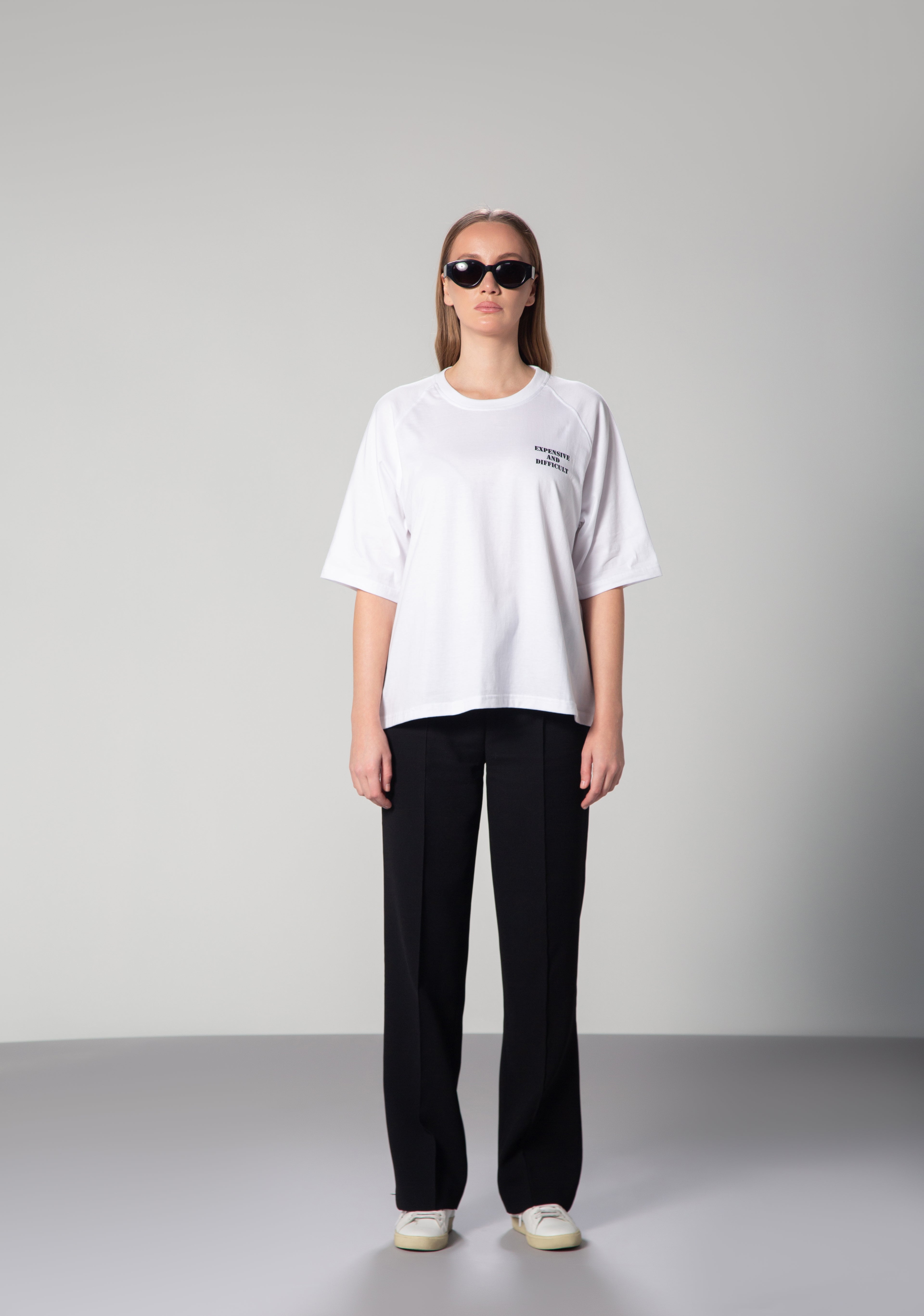  Relaxed-fit oversized t-shirt with "Expensive & Difficult" text. A bold fashion statement with a modern, laid-back silhouette.